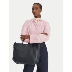 Torebka Coccinelle. Niebieskie torebki klasyczne damskie Coccinelle, bez dodatków. Za 1,699.99 zł.