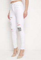 Białe Spodnie Skinny z Dziurą i Panterkową Łatką Halitellia. Białe rurki damskie Born2be, bez wzorów, z jeansu. Za 54.99 zł.