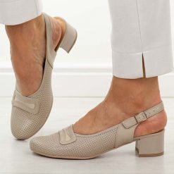 Beżowe skórzane Polskie czółenka damskie Góral 2000. Brązowe czółenka damskie Góral, w ażurowe wzory, z materiału, z okrągłym noskiem, bez obcasa, na obcasie. Za 399.00 zł.