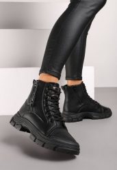 Czarne Traperki na Tłoczonej Podeszwie Ozdobione Suwakiem przy Cholewce Linicia. Czarne trapery damskie Renee, na zimę, z futra, bez zapięcia. Za 94.99 zł.