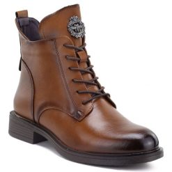 Botki damskie ocieplane z ozdobą camel eVento 24BT02-7976. Brązowe botki damskie eVento, ze skóry ekologicznej, eleganckie, bez obcasa, bez zapięcia. Za 159.99 zł.