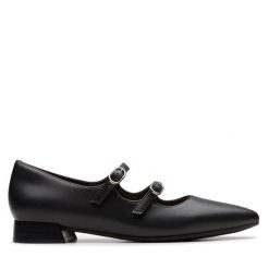 Półbuty Clarks. Czarne półbuty damskie Clarks, bez wzorów, bez obcasa, na płaskiej podeszwie, bez zapięcia. Za 219.99 zł.