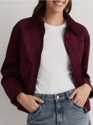 Krótka kurtka oversize - mahoniowy. Brązowe kurtki damskie Reserved, l, bez wzorów, bez kaptura. W wyprzedaży za 129.99 zł.