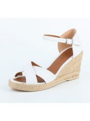 London & London Sandały w kolorze biało-beżowym na koturnie rozmiar: 39. Białe sandały damskie London & London, bez wzorów, z otwartym noskiem, bez obcasa, na koturnie, bez zapięcia. Za 100.52 zł.