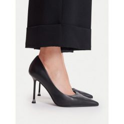 Szpilki GINO ROSSI. Czarne szpilki damskie Gino Rossi, bez wzorów, bez obcasa, na szpilce, bez zapięcia. Za 379.99 zł.