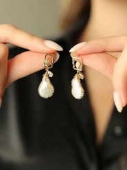 Pierres delicates Pozłacane kolczyki-wkrętki z masą perłową i cyrkoniami rozmiar: onesize. Białe kolczyki damskie Pierres delicates, z cyrkonią, pozłacane. Za 52.99 zł.