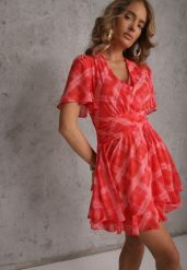 Różowa Sukienka Rozkloszowana z Kopertowym Dekoltem w Abstrakcyjny Wzór Irinera. Czerwone sukienki damskie Renee, bez wzorów, bez ramiączek. Za 179.99 zł.