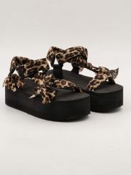 Bellucci Sandały w kolorze jasnobrązowo-czarnym rozmiar: 39. Brązowe sandały damskie Bellucci, bez wzorów, z otwartym noskiem, bez obcasa, na platformie, bez zapięcia. Za 86.99 zł.