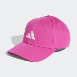 Czapka z daszkiem ADIDAS. Czerwone czapki z daszkiem damskie Adidas, bez wzorów, z tkaniny. W wyprzedaży za 59.99 zł.