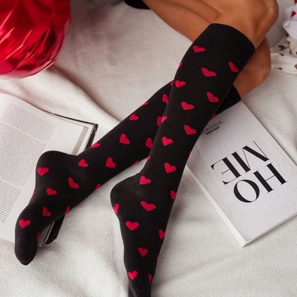 Podkolanówki damskie w serca 1133 bk. Czarne skarpetki damskie Milena, bez wzorów, z bawełny. Za 19.90 zł.