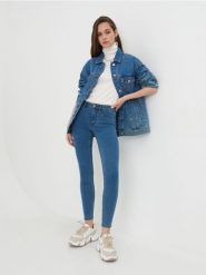 Jeansy skinny mid waist - niebieski. Niebieskie jeansy damskie Sinsay. W wyprzedaży za 22.99 zł.