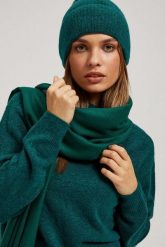 Gładki szalik szmaragdowy. Zielone szaliki damskie MOODO, bez wzorów, z poliesteru. W wyprzedaży za 21.99 zł.