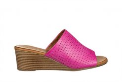 Klapki Bayla-161 061 3421 Bead 161699, Różowy, Skóra naturalna - 39. Czerwone klapki damskie Bayla, bez wzorów, z gumy, bez obcasa, na koturnie, bez zapięcia. W wyprzedaży za 179.10 zł.