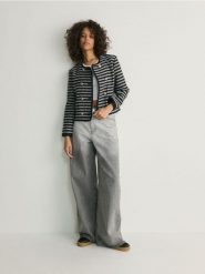 Dwurzędowy żakiet w paski - ciemnoszary. Szare marynarki i żakiety damskie Reserved, l, bez wzorów, z bawełny. W wyprzedaży za 49.99 zł.