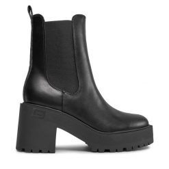 Botki Guess. Czarne botki damskie Guess, bez obcasa, na słupku, bez zapięcia. Za 669.99 zł.
