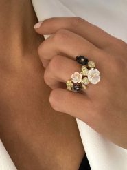 Les Petites Précieuses Pozłacany pierścionek z masą perłową i cyrkoniami rozmiar: 54. Białe pierścionki damskie Les Petites Précieuses, z cyrkonią, pozłacane. Za 284.82 zł.