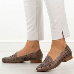 Brązowe ażurowe półbuty damskie Jezzi Asa222-15. Brązowe półbuty damskie Jezzi, na jesień, w ażurowe wzory, ze skóry, bez obcasa, na płaskiej podeszwie, bez zapięcia. W wyprzedaży za 188.10 zł.