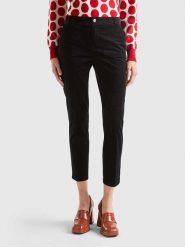 Benetton Spodnie chino w kolorze czarnym rozmiar: 34. Czarne spodnie materiałowe damskie Benetton, bez wzorów. Za 61.31 zł.