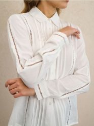 Wiskozowa koszula regular fit z ażurowymi wstawkami - kremowy. Białe koszule damskie Sinsay, l, w ażurowe wzory, z wiskozy, bez kołnierzyka, bez ramiączek. Za 49.99 zł.