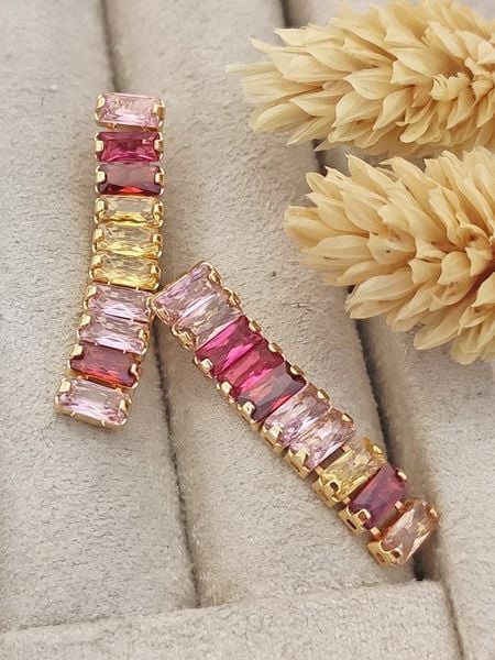 Nakkash Pozłacane kolczyki-wkrętki z cyrkoniami rozmiar: onesize. Żółte kolczyki damskie Nakkash, z cyrkonią, pozłacane. Za 65.69 zł.