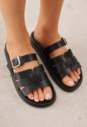 Czarne Klapki z Przeplatanymi Paskami i Klamrą Ravelya. Czarne klapki damskie Born2be, bez wzorów, z jeansu, bez obcasa, na płaskiej podeszwie, bez zapięcia. Za 79.99 zł.