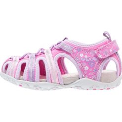 Geox SANDAL ROXANNE Sandały trekkingowe fuchsia/lilac. Czerwone sandały chłopięce Geox, z materiału, z otwartym noskiem. W wyprzedaży za 174.85 zł.
