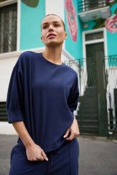 Bluza z krótkimi rękawami granatowa. Bluzy damskie MOODO, l, bez wzorów, bez kaptura. Za 99.99 zł.