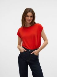 Vero Moda Koszulka w kolorze czerwonym rozmiar: XS. Czerwone bluzki damskie Vero Moda, xs, bez wzorów, bez kołnierzyka, bez ramiączek. Za 54.95 zł.