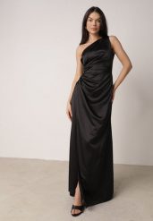 Czarna Satynowa Sukienka Wieczorowa na Jedno Ramię z Marszczeniem w Talii Cezalie. Czarne sukienki damskie Born2be, bez wzorów, z satyny, eleganckie, bez ramiączek. Za 179.99 zł.