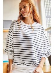Olalook Bluza w kolorze biało-czarnym rozmiar: S. Czarne bluzy damskie Olalook, s, bez wzorów, bez kaptura. Za 61.60 zł.