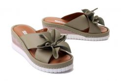 ARTIKER RELAKS 52C0503 zielony, klapki damskie. Zielone klapki damskie Artiker Relaks, w ażurowe wzory, ze skóry, bez obcasa, na koturnie, bez zapięcia. Za 264.90 zł.