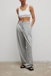 Eleganckie spodnie z zakładkami w kolorze SZARYM - DERRY-L/XL. Szare spodnie materiałowe damskie Marsala, bez wzorów, z elastanu. Za 399.90 zł.