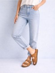 Klapki z ćwiekami i klamrami - brązowy. Brązowe klapki damskie Sinsay, bez wzorów, bez obcasa, bez zapięcia. Za 49.99 zł.