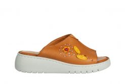 Klapki Bayla-161 016 4925 Coconut 161670, Brązowy, Skóra naturalna - 41. Brązowe klapki damskie Bayla, bez wzorów, z materiału, bez obcasa, na koturnie, bez zapięcia. W wyprzedaży za 134.10 zł.