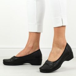 Czarne skórzane ażurowe Polskie półbuty damskie Gregors 697. Czarne półbuty damskie GREGORS, na lato, w ażurowe wzory, ze skóry, bez obcasa, na koturnie, bez zapięcia. Za 349.00 zł.