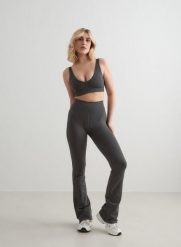 Damskie legginsy rozszerzane, wysoki stan squat proof Shape Seamless ciemnoszare. Szare legginsy damskie Aim'n, s, bez wzorów, z dzianiny, z podwyższonym stanem, na fitness i siłownię. Za 339.00 zł.