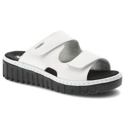 Klapki damskie Rieker, cholewka ze skóry naturalnej z regulowanymi paskami na rzepy odkryty fason profilowana wkładka, białe, V1392-80. Białe klapki damskie Rieker, bez wzorów, ze skóry, bez obcasa, na koturnie, bez zapięcia. Za 299.00 zł.