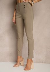 Ciemnobeżowe Spodnie z Wiskozą High Waist z Ozdobnymi Guzikami Redillia. Brązowe spodnie materiałowe damskie Renee, bez wzorów, z jeansu. Za 64.99 zł.