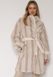 Jasnobeżowy Futrzany Płaszcz z Wiązanym Paskiem i Ozdobnymi Sprzączkami Felryna. Brązowe płaszcze damskie Born2be, l, bez wzorów, z futra, bez kaptura. Za 299.99 zł.