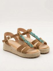 Belucci Sandały w kolorze jasnobrązowym na koturnie rozmiar: 39. Brązowe sandały damskie Belucci, bez wzorów, z otwartym noskiem, bez obcasa, na koturnie, bez zapięcia. Za 47.94 zł.