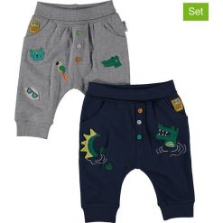 Spodnie sportowe (2 pary) w kolorze szarym i granatowym. Niebieskie spodnie niemowlęce Gelati, z aplikacjami, z bawełny. W wyprzedaży za 85.95 zł.
