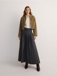 Krótka kurtka light padded - oliwkowy. Zielone kurtki damskie Reserved, l, bez wzorów, z tkaniny, bez kaptura. W wyprzedaży za 49.99 zł.