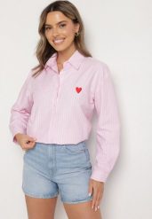 Różowa Koszula o Kroju Oversize z Delikatne Paski z Haftem w Kształcie Serca Talaviela. Czerwone koszule damskie Born2be, uniwersalny, bez wzorów, z jeansu, eleganckie, bez kołnierzyka, bez ramiączek. Za 74.99 zł.