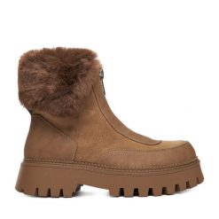 Botki DeeZee. Brązowe botki damskie DeeZee, bez obcasa, na płaskiej podeszwie, bez zapięcia. Za 219.99 zł.