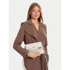 Torebka Guess. Białe listonoszki damskie Guess, z aplikacjami, bez dodatków. Za 339.99 zł.