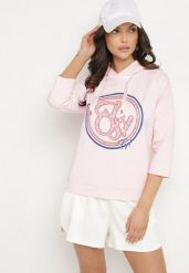 Jasnoróżowa Bluza z Kapturem i Rękawami 3/4 Zdobiona Nadrukiem Saniriora. Czerwone bluzy damskie Born2be, l, z aplikacjami, z jeansu, z kapturem. Za 84.99 zł.