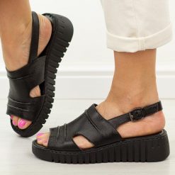 Czarne sandały damskie Potocki 12822. Czarne sandały damskie POTOCKI, bez wzorów, ze skóry, bez obcasa, na platformie, bez zapięcia. Za 199.00 zł.