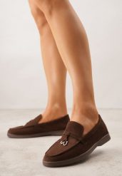 Brązowe Mokasyny z Imitacji Zamszu Zdobione Zawieszką i Przeszyciem Aezoris. Brązowe mokasyny damskie Renee, z jeansu, bez obcasa. Za 99.99 zł.