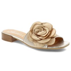 Klapki damskie Chebello, eleganckie ze skóry naturalnej na płaskim obcasie z ozdobnym kwiatem, złote, 4673-517. Żółte klapki damskie CheBello, z aplikacjami, ze skóry, bez obcasa, na obcasie, bez zapięcia. Za 309.00 zł.