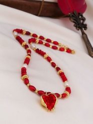 L'Atelier de Gaia Pozłacany naszyjnik z elementami ozdobnymi - dł. 46 cm rozmiar: onesize. Czerwone naszyjniki damskie L'Atelier de Gaia, z koralem, pozłacane. Za 113.90 zł.